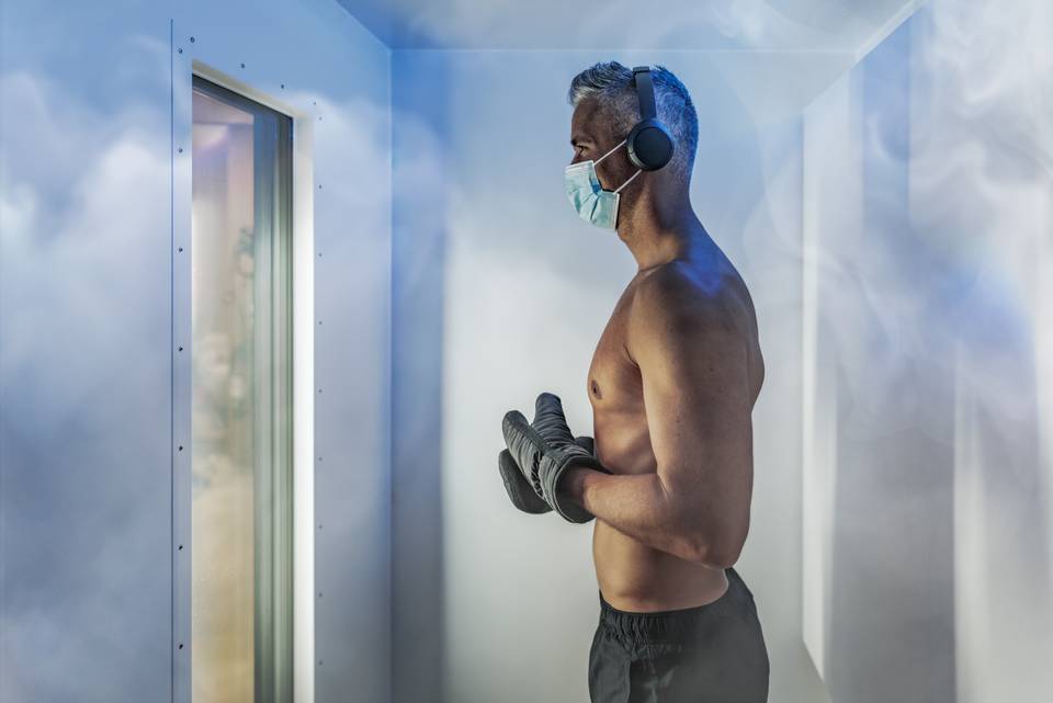 Mann im Innenraum der Kältekammer