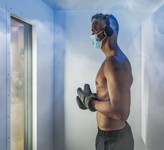 Mann im Innenraum der Kältekammer