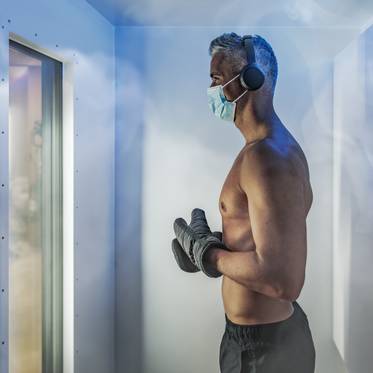 Mann im Innenraum der Kältekammer