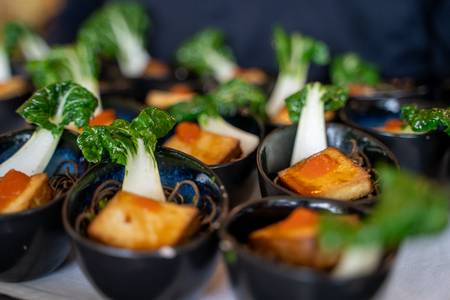 Teriyaki Tofu mit Pak Choi und gebratenen Nudeln
