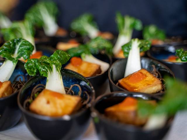 Teriyaki Tofu mit Pak Choi und gebratenen Nudeln