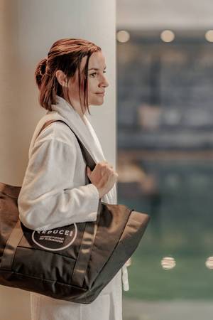 Frau mit Badetasche im REDUCE Hotel Vital ****S. Frau mit Badetasche im REDUCE Hotel Vital ****S.