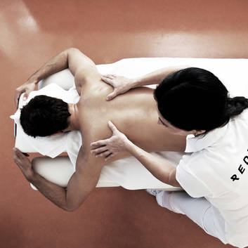 Massageanwendungen während einem Kuraufenthalt im REDUCE Gesundheitsresort