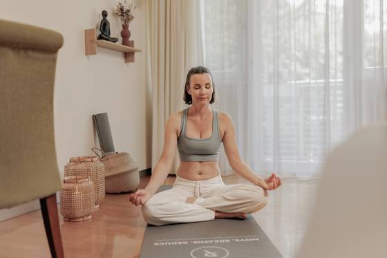 Yoga im Yogazimmer Yoga im Yogazimmer
