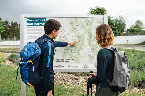 Wanderguide erklärt die Tour auf der Wanderkarte vor dem Hotel Vital