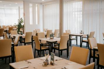 Tische und Stühle im Kurrestaurant
