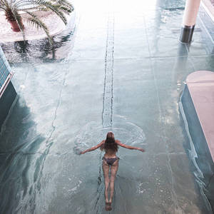 Schwimmen im Innenpool vom Hotel Vital des Reduce Gesundheitsresorts