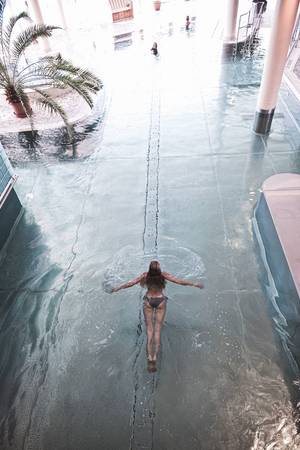 Schwimmen im Innenpool vom Hotel Vital des Reduce Gesundheitsresorts