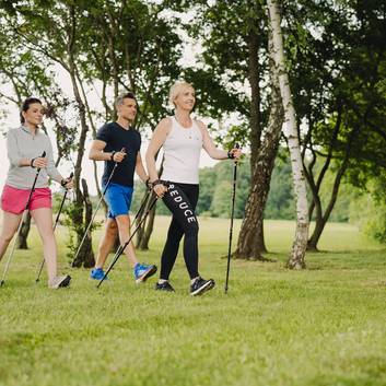 Nordic Walking durch den Kurpark Nordic Walking durch den Kurpark