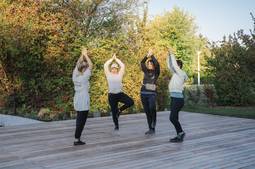 Yoga auf Yoga-Deck im REDUCE Yoga auf Yoga-Deck im REDUCE