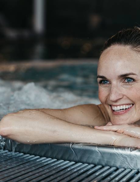 Dame im Whirlpool in der Therme im REDUCE Hotel Vital ****S Bad Tatzmannsdorf.