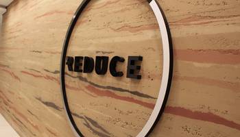 Stampflehmwand im REDUCE Gesundheitsresort Bad Tatzmannsdorf