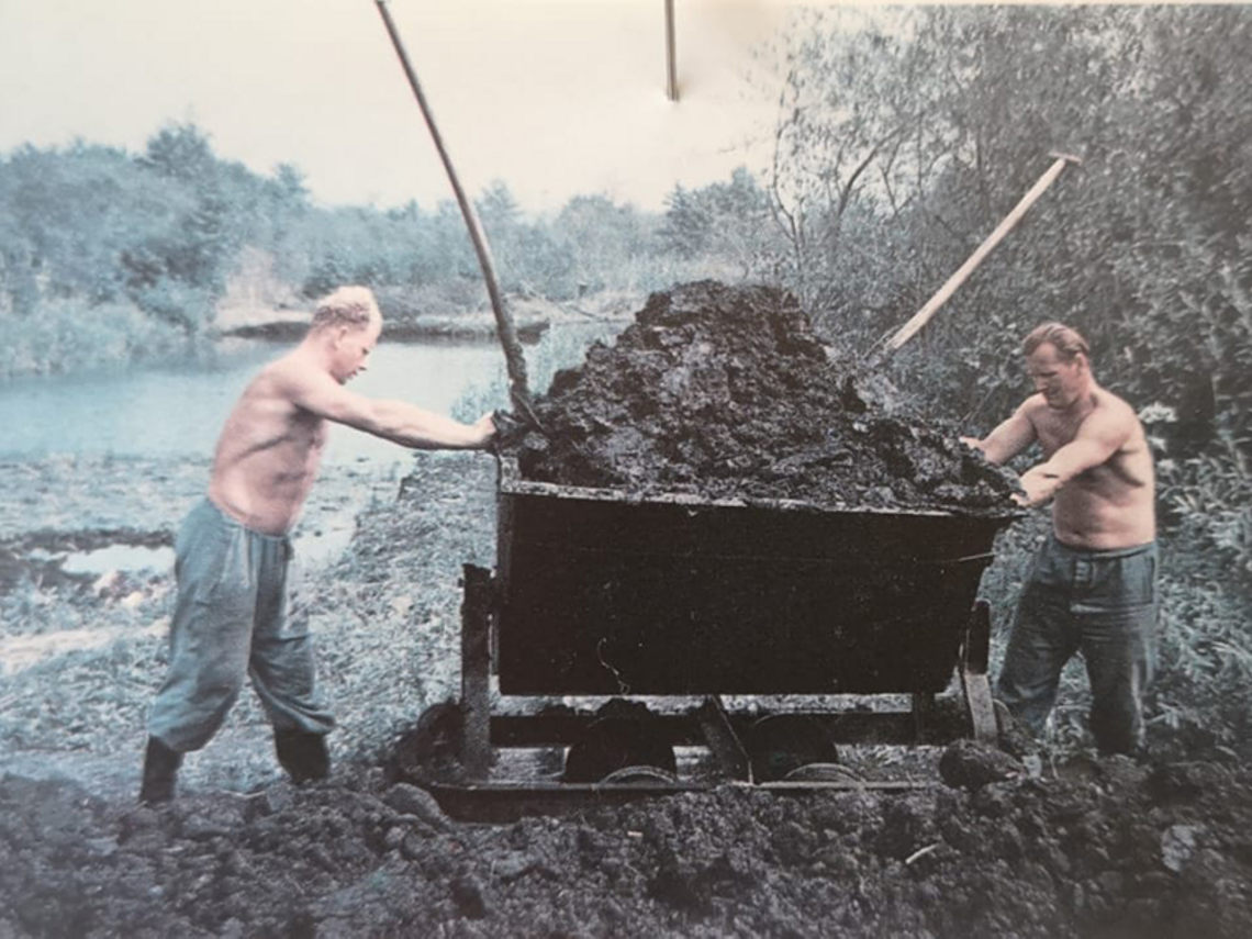 2 Männer beim Moorstechen in Bad Tatzmannsdorf 1889