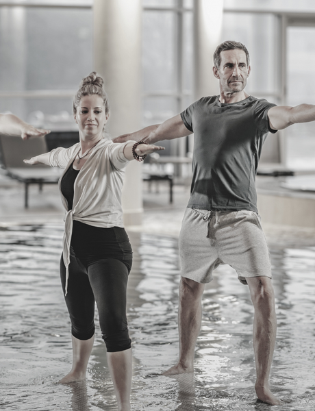 Das Keyvisual vom Body und Mind Festival mit 3 Personen die gerade Yoga machen ist ausgegraut, da das Midweek Special vom Festival ausgebucht ist.