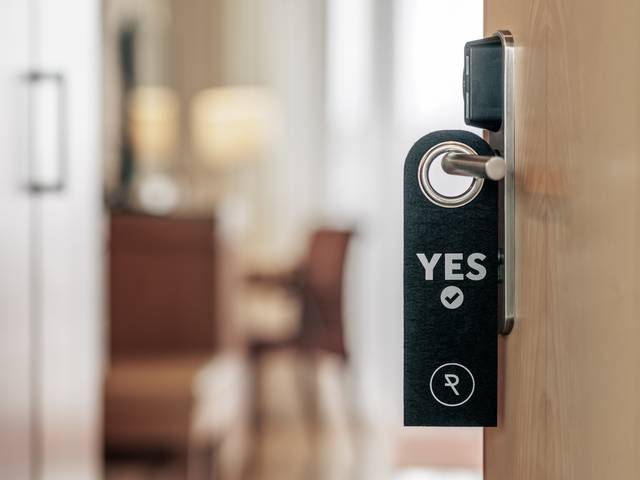 Zimmer mit Türschild Yes im REDUCE Hotel Vital