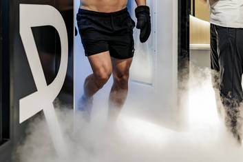 Ein Mann kommt aus der REDUCE Kältekammer