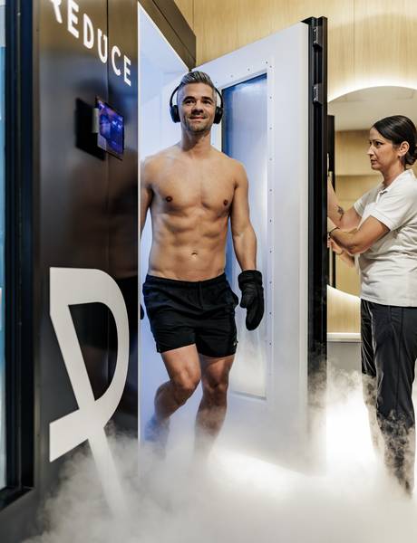 Ein Mann kommt aus der REDUCE Kältekammer