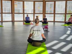 Sanftes Yoga mit Yogatrainerin Sanftes Yoga mit Yogatrainerin
