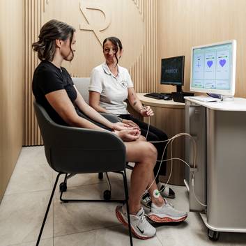 Eine Dame bei der HRV-Kurzzeitmessung