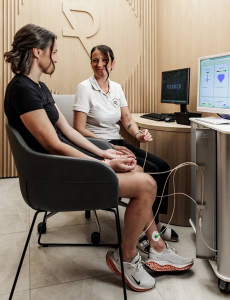 Eine Dame bei der HRV-Kurzzeitmessung