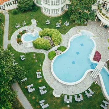 Großzügige Liegewiese im REDUCE Hotel Thermal ****S 