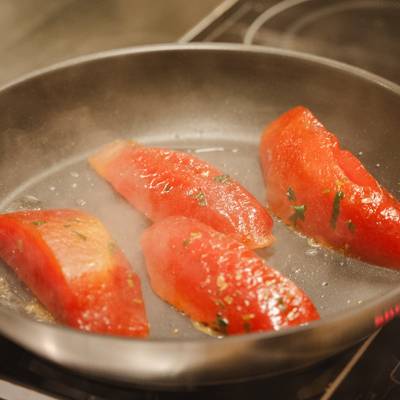 Wassermelonen Tataki Wassermelonenstücke in der Pfanne anbraten
