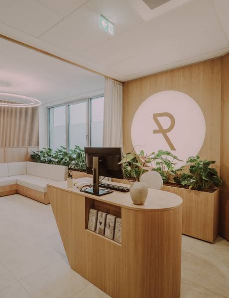 Empfang mit Tisch & PC beim BodyLAB vom REDUCE Gesundheitsresort. 