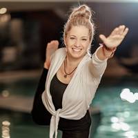 Yoga-Trainerin Michaela Bandura in einer Yoga-Pose