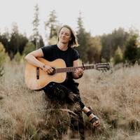 Dr. Sohm von Mohnwobil mit ihrer Gitarre