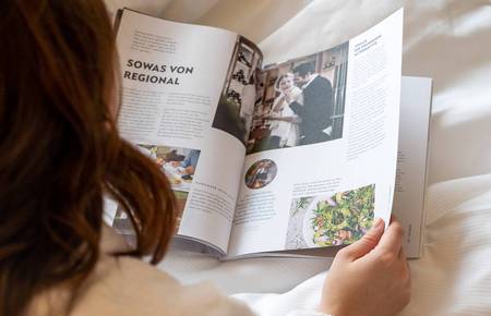 Dame liest das Magazin vom Reduce Gesundheitsresort 
