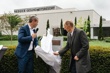 Enthüllung der Büste von Hannes Steiger im Kurpark.