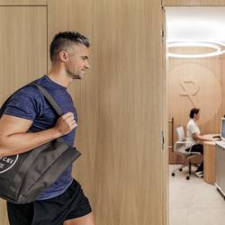 Ernährungsberatung oder ärztliches Gespräch in moderner, heller Umgebung.