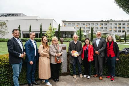 Gruppenbild Enthüllung Büste Hannes Steiger im Kurpark.