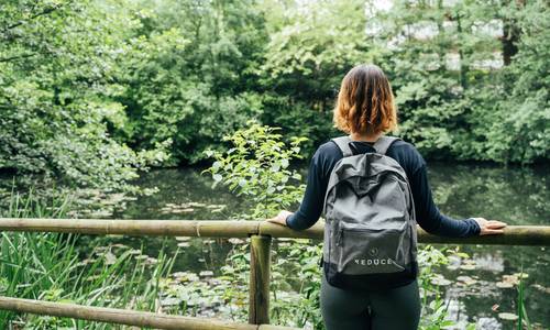 Kurze Wanderrast an einem Biotop