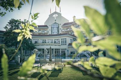 Hausansicht mit Außenbereich vom Reduce Hotel Thermal in Bad Tatzmannsdorf.