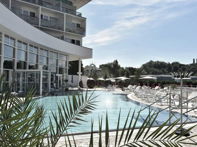 Thermen-Außenpool im Sommer