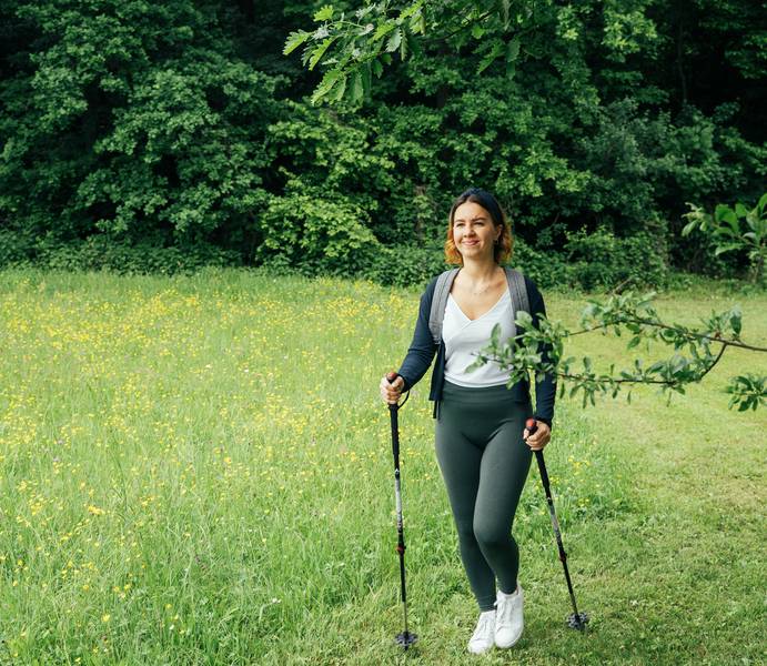 Person bei einer Wanderung in der Natur des Südburgenlands