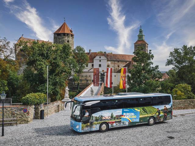 Bus vor der Burg Schlaining