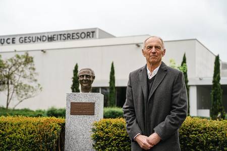 Hannes Steiger mit seiner Büste im Kurpark Bad Tatzmannsdorf.