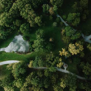 Drohnenaufnahme vom idyllischen Kurpark in Bad Tatzmannsdorf
