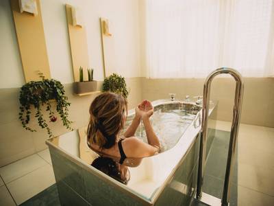 Bad im Kohlensäureheilwasser im REDUCE Gesundheitsresort