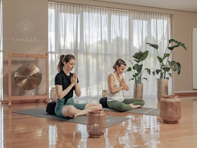 Yoga im Yogaraum