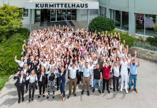 Teamfoto vor dem REDUCE Kurmittelhaus