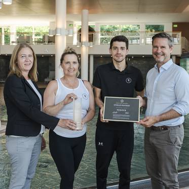 Martina Janisch, Hoteldirektorin REDUCE Hotel Vital ****S, Gabriele Gollner-Ried, Leiterin der Fit & Relax Lounge im Hotel, Manuel Schadlbauer, Fitnesstrainer und Mag. Andreas Leitner, Geschäftsführer REDUCE Gesundheitsresort mit der Urkunde vom DACH Spa Award 2026