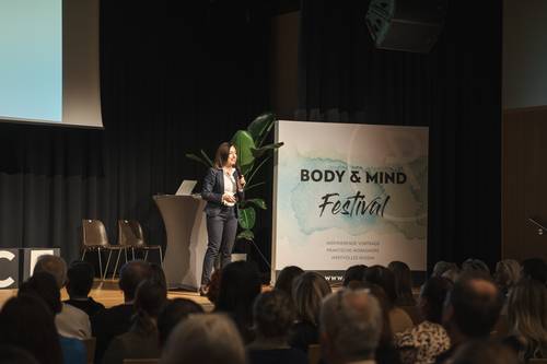 Neurowissenschaftlerin Dr. Manuela Macedonia erklärt im Vortrag den Einfluss von Bewegung auf das Gehirn. Neurowissenschaftlerin Dr. Manuela Macedonia erklärt im Vortrag den Einfluss von Bewegung auf das Gehirn.