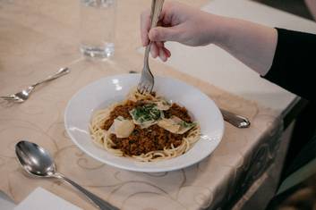 Teller mit Pasta Bolognese