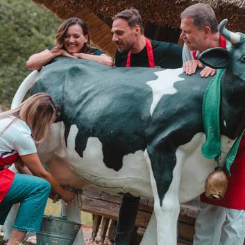 Kuhmelken beim Teambuilding im Dazumal