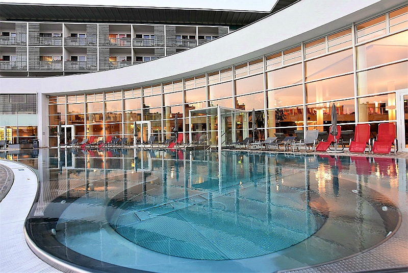 Außenbereich mit Pool im REDUCE Hotel Vital ****S in Bad Tatzmannsdorf